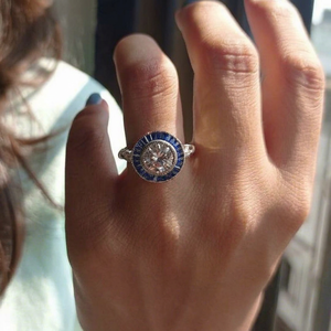 Anillo de compromiso para mujer de moissanita incolora de 2.00 quilates y 8.00 mm con halo de circonita cúbica, estilo Art Déco, en plata de ley 925 con engaste Milgrain - Product Image 1