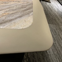 Bureau de direction en forme de L de luxe léger avec finitions en cuir et en marbre, doté de la recharge sans fil et de rangement pour le PDG