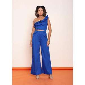 Ensemble pantalon et haut asymétrique à volants pour femme – Tenue coordonnée élégante deux pièces au design tendance et silhouette raffinée - Product Image 4