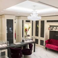 Vitrine de présentation grande, verrouillable, étanche, facile à nettoyer, avec éclairage LED en verre trempé, en aluminium, sécurisée pour les magasins de détail et les centres commerciaux