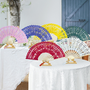 مروحة يدوية أنيقة من الدانتيل والقطن قابلة للطي - تصميم عتيق من الخيزران والحرير مع شراشيب مخصصة لحفلات الزفاف والرقص والهدايا - Product Image 2