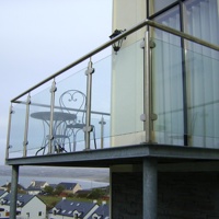 Poteau d'escalier latéral noir poteau de garde-corps en verre en acier inoxydable garde-corps moderne pont de balcon en inox poteaux ronds en verre