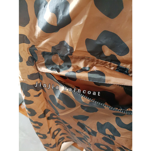 <span class=keywords><strong>Poncho</strong></span> de pluie écologique en polyester à <span class=keywords><strong>manches</strong></span> <span class=keywords><strong>longues</strong></span> imperméable à imprimé léopard avec logo personnalisé pour un usage quotidien - Product Image 4