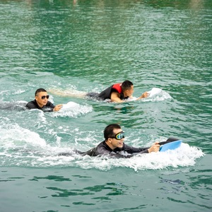 Tabla Flotante Eléctrica Estilo TikTok Horizontal <span class=keywords><strong>F2</strong></span> con Propulsor Manual, Ayuda para Natación y Juguete de <span class=keywords><strong>Surf</strong></span> para Mujeres - Product Image 2