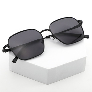 Nouvelles lunettes de soleil carrées en métal unisexes, monture noire, verres PC, protection UV400, pour la conduite, la pêche, le cyclisme, les tenues tendance - Product Image 1