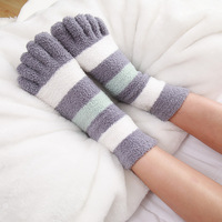 Chaussettes épaisses à cinq orteils de l'usine OEM Chaussettes à doigts moelleux en molleton de corail Chaussettes rayées douces et confortables Chaussons de sol pour femmes