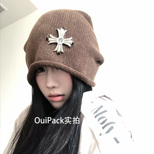 Bonnet coréen avec emblème croix, gris foncé, tricoté, coupe-vent, style automne-hiver pour femme, grande circonférence de tête - Product Image 3