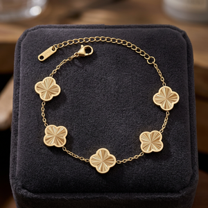 Bracciale Placcato Oro 18K con Quadrifoglio per Donne, Grazioso Braccialetto Portafortuna a Quattro Foglie, Set di Gioielli alla Moda per Mamma, Regalo Perfetto - Product Image 3