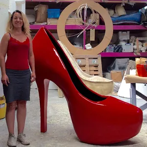 Ucuz fabrika fiyat moda kırmızı kadın fiberglas yüksek topuk ayakkabı heykeli