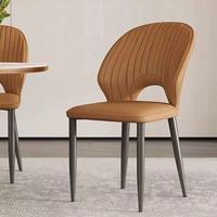 Chaise de salle à manger moderne avec dossier découpé élégant et pieds en métal fins pour la maison, les restaurants, les hôtels et les cafés