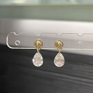 Pendientes de Oro de 10k Starsgem con Diamante Cultivado en Laboratorio, Diseño de Capa Flotante con un Solo Diamante - Product Image 1