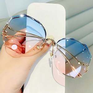 Gafas de Sol Redondas Irregulares con Logotipo Personalizado de Fábrica, Gafas de Sol de Metal con Patillas Curvas para Mujer, Gafas de Sol Degradadas de Moda al por Mayor a Precio Económico - Product Image 1