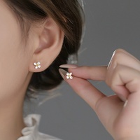 Zierliche Sterling Silber Weiße Emaille Blumen-Ohrstecker 925 Sterling Silber Vierblättrige Blumen-Ohrstecker