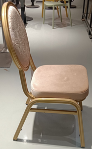 Chaise de restaurant moderne empilable et rembourrée en aluminium doré avec pieds coniques pour hôtel, café et banquets - Product Image 3