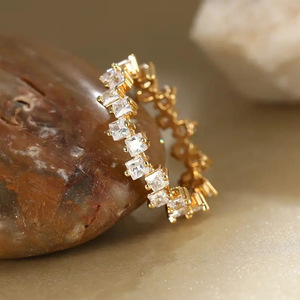Anello Quadrato Scintillante Offset per Donne, Gioiello da Dito Creativo e alla Moda - Product Image 1