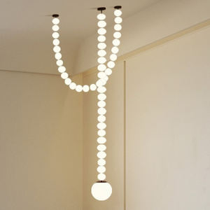 Lustre suspendu moderne en fer et acrylique en forme de brochet avec LED, hauteur réglable et faisceau à 360° pour hôtels - Product Image 1