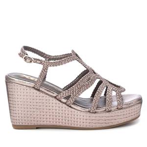 Xti Sandalia con cuña para mujer 144056 Zapatos de verano con plataforma y tiras metálicas doradas - Product Image 1