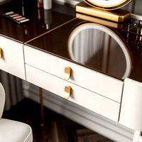 Table de toilette de luxe en bois massif et dalle de pierre, style moderne et minimaliste, avec rangement tendance Instagram