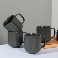 En gros En vrac Rayures Emboss Noir Mat Petit Personnalisé Thé Au Lait Café Verres 380ml Tasse En Céramique Tasse
