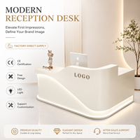 Comptoir de réception en forme de L incurvé sur mesure avec éclairage LED, comptoir de réception en MDF blanc, moderne, pour salon de beauté, spa, boutique de croisière