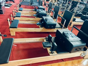 Machine de <span class=keywords><strong>Pilates</strong></span> Reformer en bois de chêne durable et réglable pour l'entraînement en studio et les exercices à domicile, avec structure pliable et rangement facile - Product Image 4