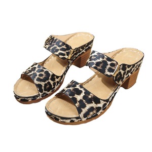 รองเท้าส้นสูงแบบโรมันลายเสือดาวสำหรับผู้หญิง แฟชั่นเสื้อผ้าชั้นนอก ส้นหนา รุ่นใหม่ล่าสุดสำหรับฤดูร้อน ไซส์พลัส - Product Image 5