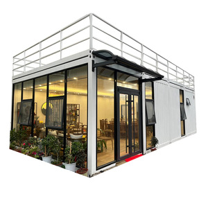 Conteneur maritime modifié pour habitation ou bureau, de forme rectangulaire, avec murs en verre et terrasse sur le toit, design industriel - Product Image 1
