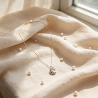 Goldene Halbmond-Halskette mit Mehrfarbiger Kristall-Perlen-Einlage Minimalistischer Luxus-Schmuck für Hochzeiten und als Souvenir