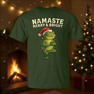 Camiseta Yoga Frog con luces navideñas y vibes festivos Namaste - Product Image 3