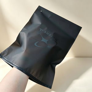 Sacs à fermeture éclair noirs givrés semi-transparents épais en gros, pochettes personnalisées avec logo UV pour vêtements, plusieurs tailles, faible MOQ - Product Image 4