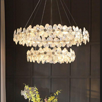 Tables de restaurant de style européen moderne et luxueux, luminaire suspendu linéaire LED en forme de fleur à cinq pétales en cristal ondulé
