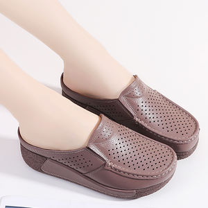 Nouveaux modèles de <span class=keywords><strong>mules</strong></span> pour femmes, chaussures en cuir de vachette verni véritable, plateforme compensée, sabots, sandales à talons hauts d'été, chaussures de marche pour femmes - Product Image 5