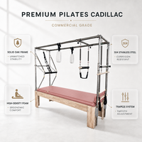 Table trapèze Cadillac en bois de chêne rose poussiéreux, avec pieds monobloc antidérapants pour cours de bien-être en boutique