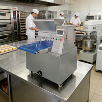 Machine de moulage de garniture crème et biscuits pour cupcakes, machine entièrement automatique de remplissage et d'emballage de poudre à gâteau