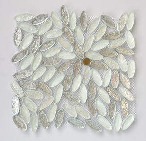 Mosaïque en verre cristal à motifs floraux <span class=keywords><strong>parquet</strong></span> modernes pour la décoration <span class=keywords><strong>de</strong></span> sol <span class=keywords><strong>de</strong></span> salle <span class=keywords><strong>de</strong></span> bain <span class=keywords><strong>de</strong></span> villa avec design graphique - Product Image 1
