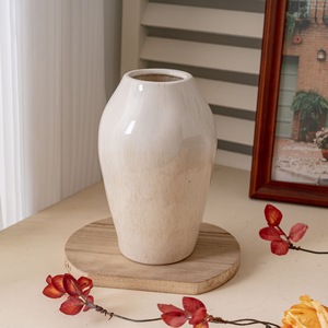 Vase en céramique CallaFloral beige glacé, décoration de table pour salon style nordique Wabi Sabi - Product Image 1
