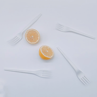 Assortiment de couverts CPLA en emballage prêt à la vente, fourchettes, couteaux, cuillères compostables emballés individuellement pour les rayons de supermarché