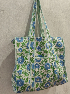 Sac fourre-tout en coton matelassé imprimé à la main, motif floral vert et bleu, sac à bandoulière fait main, réutilisable pour le shopping quotidien - Product Image 4