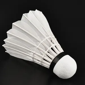 Fabrika kaynağı yüksek kaliteli kaz eğrisi tüyü Badminton servisi raketle
