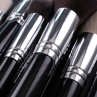 IPRESTA – Lot de 40 pinceaux de maquillage pour le visage, personnalisables avec logo, en poils naturels, manche en bois, tube en aluminium noir brillant – Vente en gros