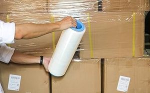 Rouleau de film étirable transparent industriel Huamaohengchun en PEHD de qualité alimentaire, 1500 pieds, 70 gauge, 15 pouces, avec poignées de 3 pouces, durable pour palettes - Product Image 2