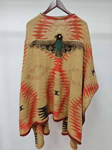 Cape tricotée décontractée bohème chic avec embellissement aigle complexe et logo tribal sur le devant - Product Image 2