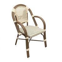 Chaise de salle à manger en rotin tressé avec dossier et accoudoirs plats pour usage domestique et décontracté dans le salon