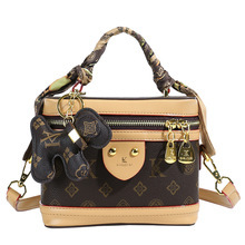 <span class=keywords><strong>Sac</strong></span> à main carré pour femme, tendance, à motifs géométriques, décoré <span class=keywords><strong>de</strong></span> rivets, en PU avec doublure en polyester, idéal pour la <span class=keywords><strong>plage</strong></span> - Product Image 1