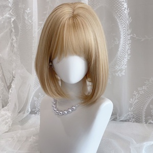 Perruque pour <span class=keywords><strong>femme</strong></span> en fibre synthétique haute température, coupe bob courte blonde ondulée, franges légères, effet naturel, bonnet en maille semi-élastique - Product Image 1