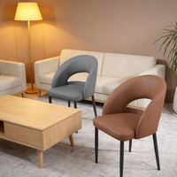 Chaise rembourrée en fer de style industriel rétro, coussin en cuir, rivets, structure métallique, tendance, bar, café, maison, cuisine