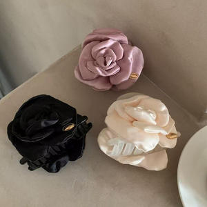 Pince à cheveux en plastique en forme de rose, pince requin pour femmes et filles, accessoires pour cheveux en tissu fleuri – Grande Vente - Product Image 1