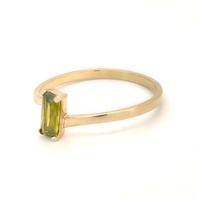 Anillo de Compromiso para Mujer con Diseño Rectangular Moderno, Corte Esmeralda, Oro Amarillo de la Mejor Calidad Española, Piedra de Peridoto Oscuro y Circonita, Ideal para Fiestas