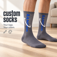 Chaussettes personnalisées bicolores grises, avec accent blanc incurvé et motif graphique bleu vertical, logo et couleurs personnalisés