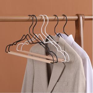 شماعات معدنية خشبية حديثة الأكثر مبيعًا ، شماعات حديد زان من دون انزلاق ، شماعات ملابس من الخشب الصلب الحديدي - Product Image 1